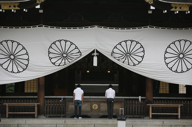 The controversial Yasukuni shrine, Tokyo. Japan street photography by Frank Duenzl