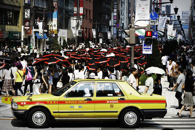 Crowds at Ginza, waiting to get in the first H&M in Japan.